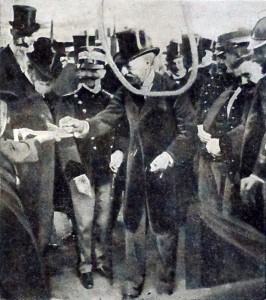 Il Re e il sindaco Ernesto Nathan alla cerimonia inaugurale delle case degli impiegati a Piazza Caprera a Roma (Tribuna illustrata 29 maggio 1910)