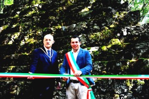 Radicofani, Bosco Isabella, il Gran Maestro Bisi con il sindaco Fabbrizi al taglio del nastro (il cittadino on line)