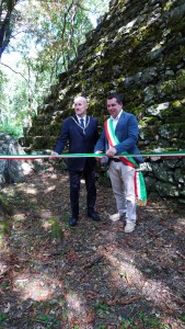 Il sindaco Francesco Fabbrizzi insieme al Gran Maestro Stefano Bisi taglia il nastro inaugurale.