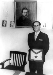 Salvador Allende con le insegne massoniche. Alle sue spalle, il ritratto del nonno che fu Gran Maestro della Gran Loggia del Cile