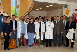 Siena, foto di gruppo nel reparto pediatrico delle Scotte