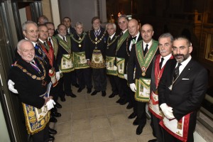 Foto di gruppo a Nizza con al centro il Gran Maestro della Gran Loggia Nazionale Francese Jean-Pierre Servel. Al suo fianco, a sinistra, il Grande Oratore Claudio Bonvecchio