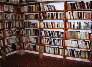 Biblioteca all'interno della sede massonica