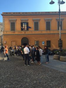 Pubblico in attesa di entrare nella casa massonica cagliaritana nel tardo pomeriggio del 15 maggio 