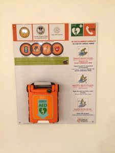 Il defibrillatore nella casa massonica di Milano di Via Pirelli.
