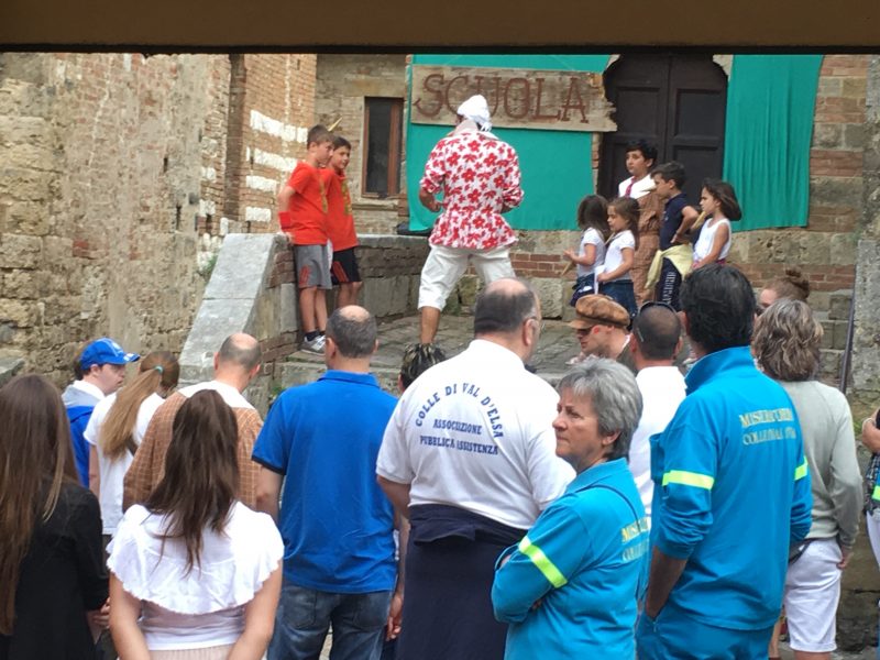 Pinocchio con i bambini durante la manifestazione