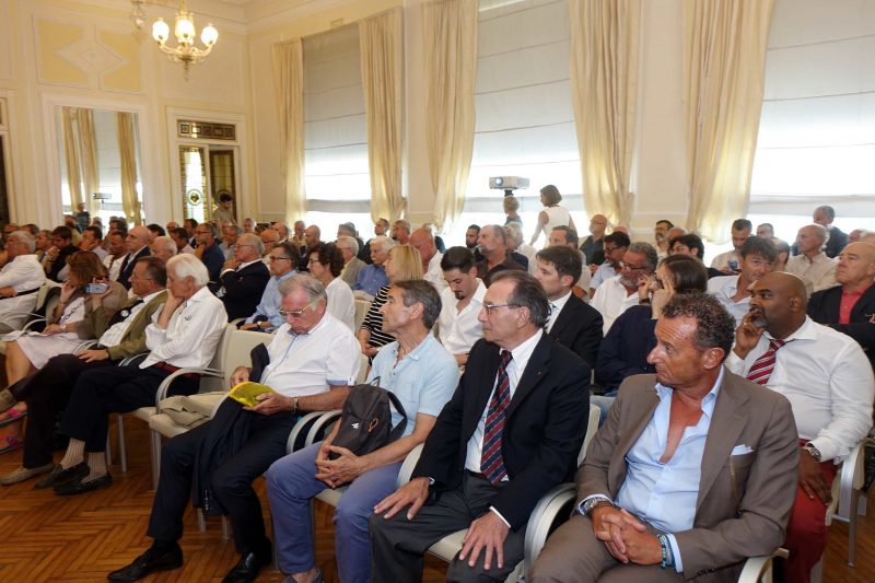 L'affollatissimo salone del Grand Hotel Principe di Piemonte a Viareggio, durante il convegno