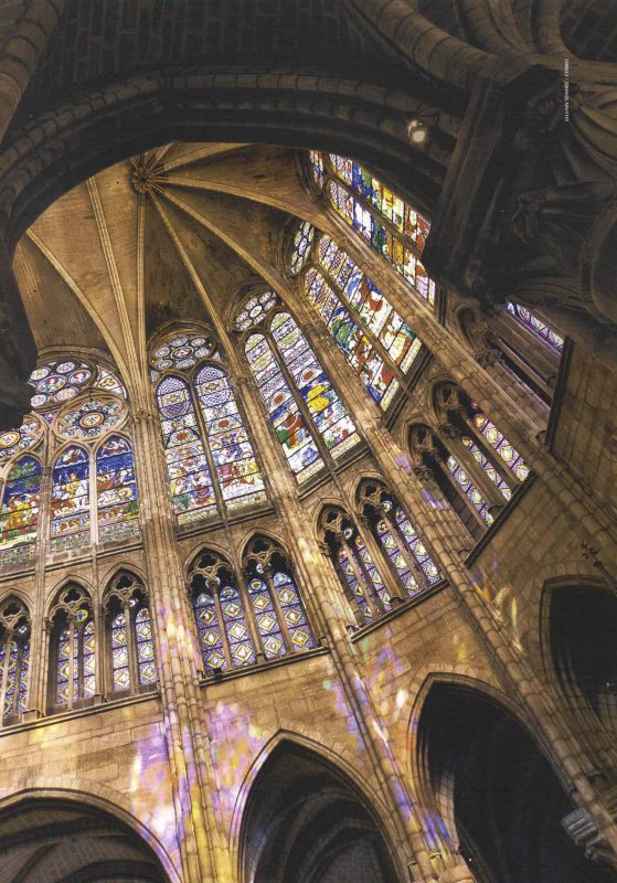 LA LUCE CHE AVVICINA A DIO. La ricostruzione della Basilica di Saint-Denis alla metà del XII secolo mostrò le possibilità d`impiego delle vetrate nei grandi vani delle pareti. La luce delle cattedrali aveva un significato spirituale, poiché considerata espressione della divinità.