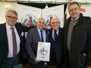 A destra, Cangini e Petrone nello stand della Gran Loggia Nazionale Francese