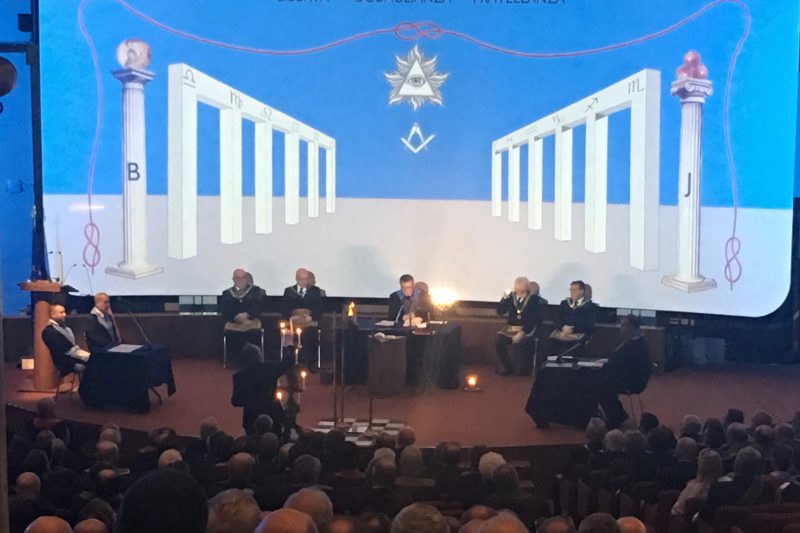 L'Oriente all'auditorium del Palazzo dei Congressi di Firenze: presenti il Gran Maestro Bisi, il Gran Maestro Onorario Bianchi, Il Gran Segretario Pietrangeli e Fabrizio Celani, rappresentante in Giunta del Consiglio dell'Ordine