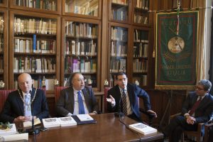 Da sinistra: il Gran Maestro Stefano Bisi, il presidente della Fondazione Einaudi Giuseppe Benedetto, l'onorevole Daniele Capezzone, il Primo Gran Sorvegliante Tonino Seminario