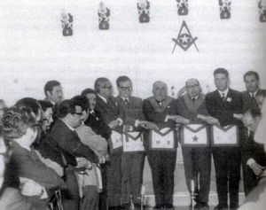 Catena d'unione con Salvador Allende (settimo da sinistra), massone e all'epoca Presidente della Repubblica Cilena. Allende è ritratto in visita alla loggia "Aurora" (6) di Valparaiso in cui fu iniziato il nonno.