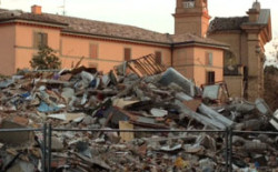 Acqua per i terremotati e aiuti concreti a chi è nell’emergenza. Visita a Cavezzo del Gran Maestro Raffi e del presidente del Collegio dell’Emilia Romagna, Pezzano