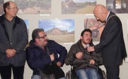 I massoni abbracciano il disabile “censurato” dallo staff di Renzi | La Stampa
