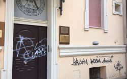 Reggio Calabria. Imbrattata con scritte offensive la sede del Grande Oriente d’Italia