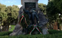 Stravaganze perugine, ricompare la corona dei massoni sul monumento al XX Giugno | Perugia Today