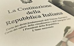 Il primo gennaio del 1948 entró in vigore la nostra Costituzione. Il testo era stato firmato il 27 dicembre del 1947 a Palazzo Giustiniani, divenuto sede del Senato