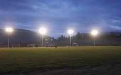 L’impianto di illuminazione del campo di Norcia donato dal Grande Oriente è pronto. Il sindaco Alemanno: “Tre volte grazie”. La soddisfazione dei giovani calciatori e dei dirigenti