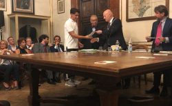 Durante la presentazione a Napoli del libro Massofobia il Goi premia i ragazzi di Torre Annunziata che hanno salvato la loro insegnante