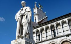 Lucca. Monumento a Burlamacchi, taglio del nastro dopo il restauro (il video dello svelamento)