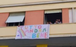 La forza e l’ottimismo dei bimbi. Uno striscione contro la paura/La Nazione