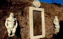 Roma.  Tra i luoghi misteriosi della città la celebre Porta magica, meta cara anche a Lara Croft, star dei videogame