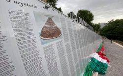 Dante 700. Nell’antico borgo di Aielli dopo la Costituzione e il romanzo Fontamara sul muro del paese un’edizione speciale della Divina Commedia