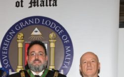 Il Gran Maestro Stefano Bisi ha insignito il Gran Maestro della Sovereign Grand Lodge of Malta, Simon Cusens, dell’onorificenza Giordano Bruno classe oro