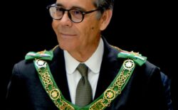 Gran Loggia straordinaria 2026. L’allocuzione in italiano e in inglese del Gran Maestro Antonio Seminario. Il Tempio è il luogo “regolarissimo” e “illuminatissimo” della conoscenza di sé