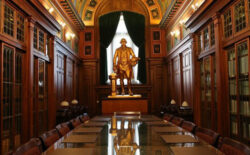 Il Gran Maestro Seminario alla Gran Loggia di New York. Il 4 e 5 maggio ha partecipato alla installazione del nuovo Grand Master Robert L. Hogan Jr. L’evento ha concluso i lavoridella 244ª Annual Communication e ha segnato il ritorno a Masonic Hall del massimo vertice del Goi dopo molti anni