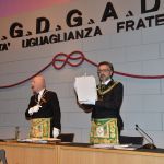 Il Gran Maestro Aggiunto Santi Fedele mostra uno dei faldoni delle carte sequestrate nel '92 dal procuratore Cordova e ora restituito al Grande Oriente d'Italia
