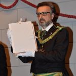 Il Gran Maestro Aggiunto Santi Fedele mostra uno dei faldoni delle carte sequestrate nel '92 dal procuratore Cordova e ora restituito al Grande Oriente d'Italia