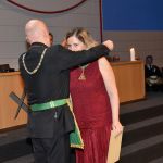 Il Gran Maestro Bisi consegna a Rossellina Foà l'onorificenza Giordano Bruno, classe oro, conferita al padre Arnoldo, libero muratore
