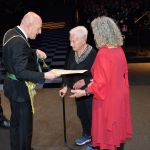 Il Gran Maestro consegna alla signora Maria, vedova di Enzo Maiorca, le insegne della Giordano Bruno conferita a suo marito