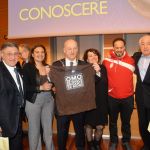 Incontro Liberi di Fare. Il Gran Maestro mostra la maglietta ricevuta dai 'Briganti' di Librino. Con lui Valentina Marletta, socia fondatrice dell’associazione Gran Loggia 2018 Liberi di Conoscere fotogallery